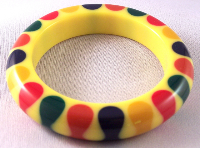 JE38 unsigned resin bangle with 5 color bowties
